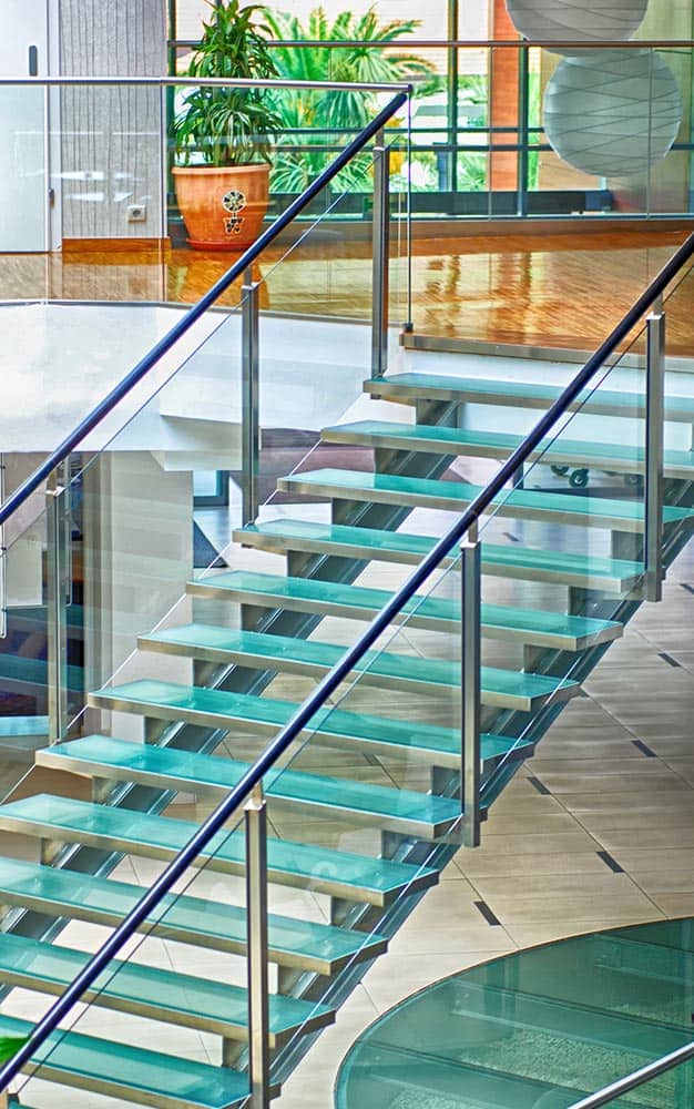 Coraz więcej osób decyduje się na montaż szklanych schodów